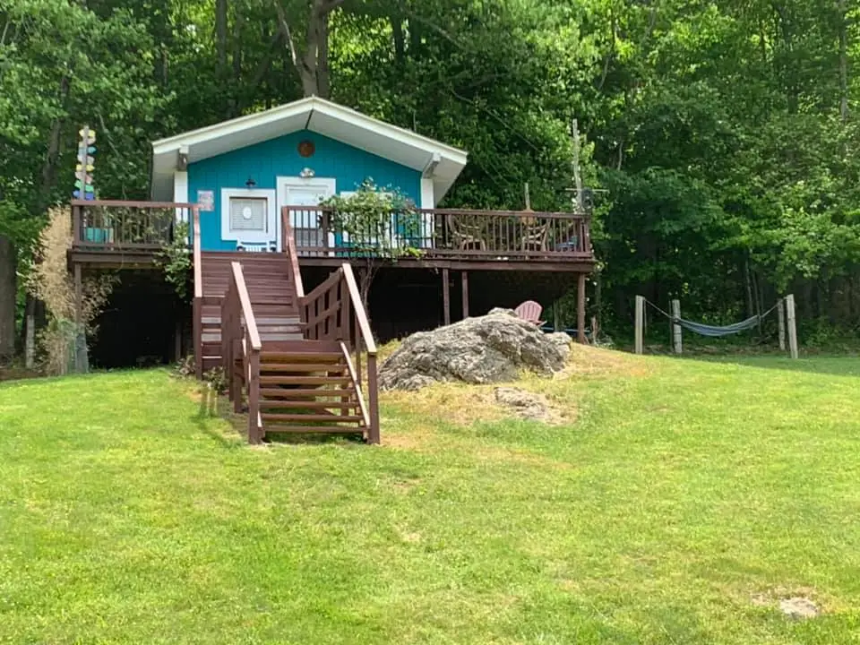 Local Accommodations. Peaceful Hillside Cottage